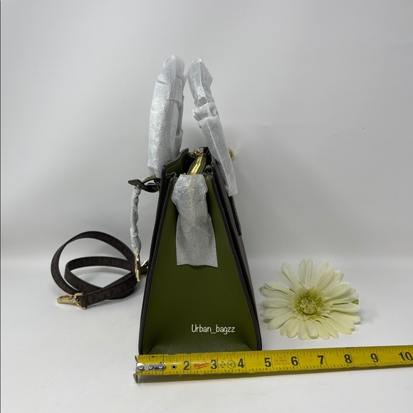 Michael Kors Hope Medium Messenger - Picture 3 of 9